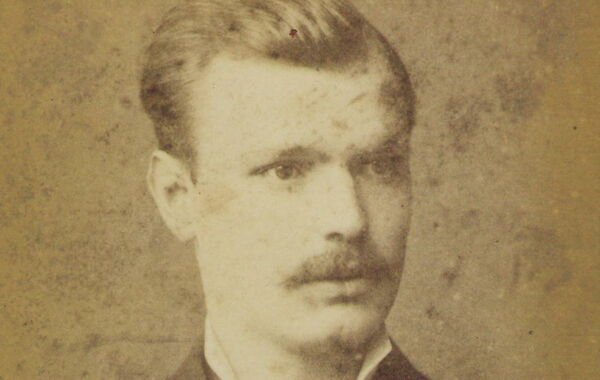 Ein Portrait von Otto Karl Schlotthauer, der eine Zahnarztlehre absolvierte und rund um 1880 als Dentist in Fritzlar arbeitete.