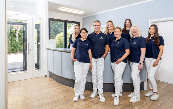 Das Team der Zahnarztpraxis Dr. Schlotthauer im Anmeldebereich
